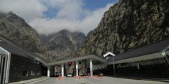 На российско-грузинской границе автомобилисты проводят в очереди более 20 часов